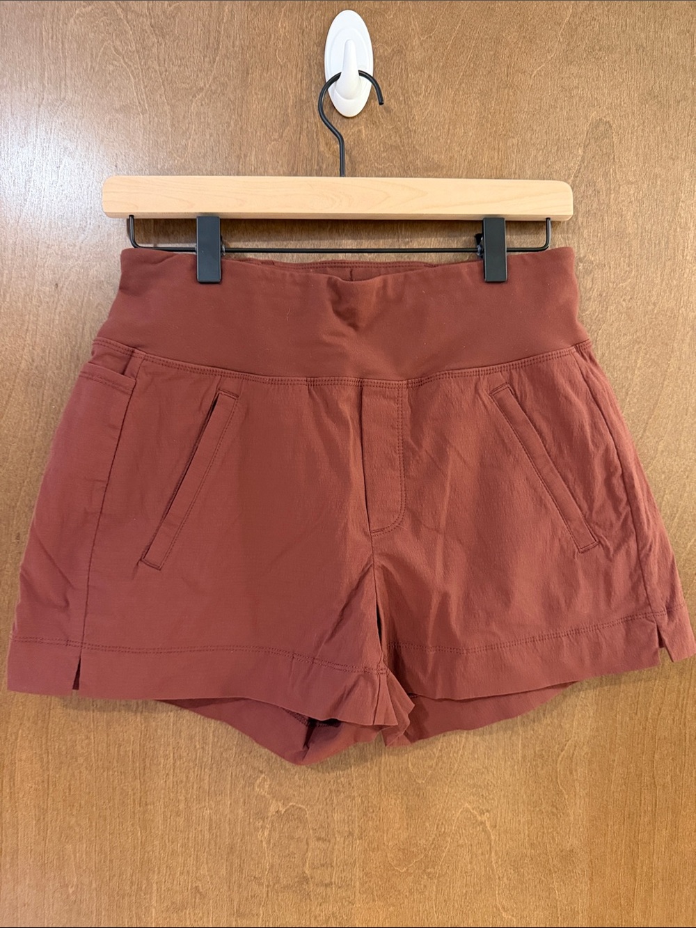 Athleta Trekkie North Shorts in Burgandy